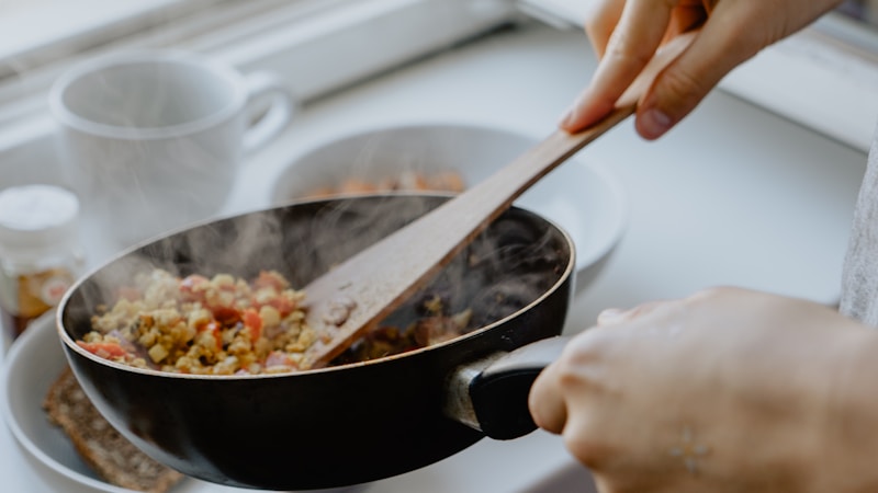 フライパンと鍋の違いをやさしく整理｜それぞれに向く料理と上手な使い分け方
